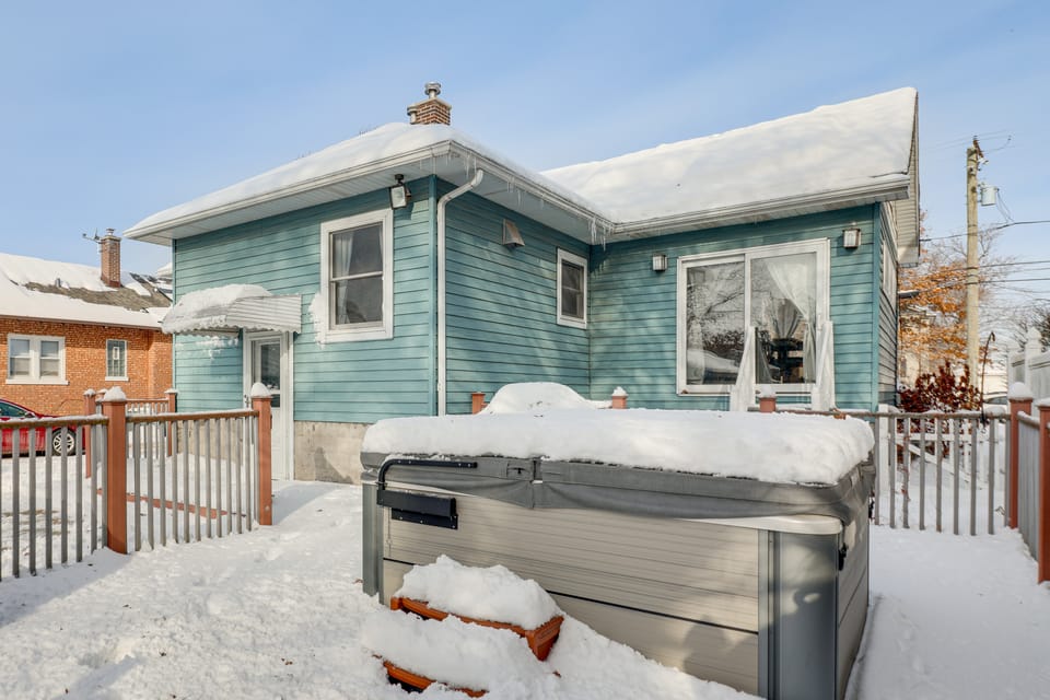 Private Hot Tub & Patio! Chicagoland Extended Stay House in Indiana