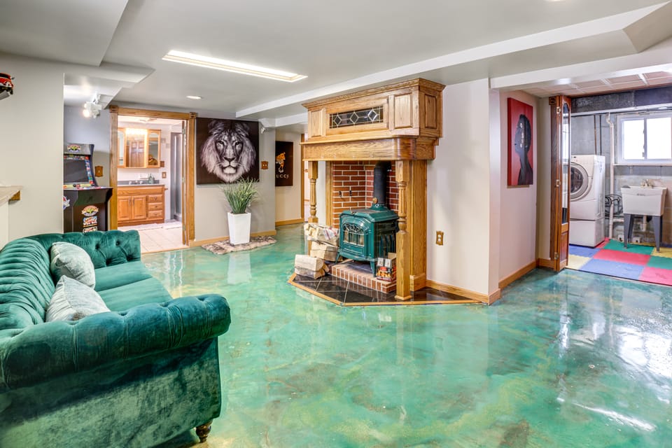 Private Hot Tub & Patio! Chicagoland Extended Stay House in Indiana