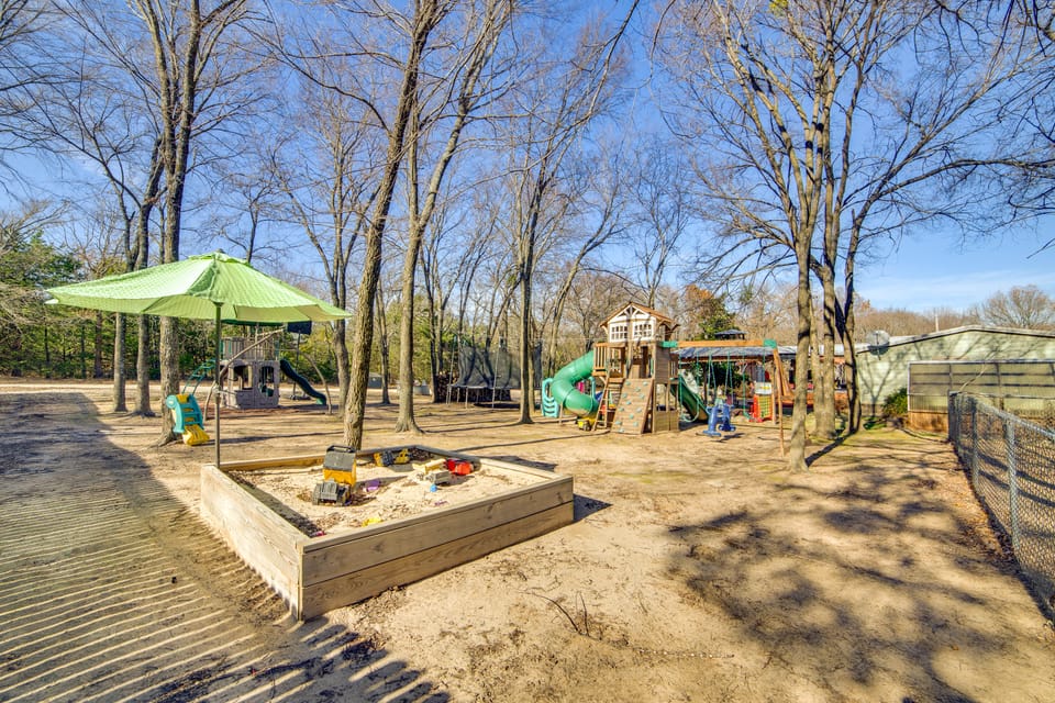 Families Welcome! Home w/ Playground in Kingston House in Lake Texoma