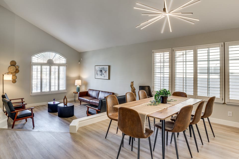 Stunning Renovated 5BR House w/Pool 7 mil to strip House in Paradise