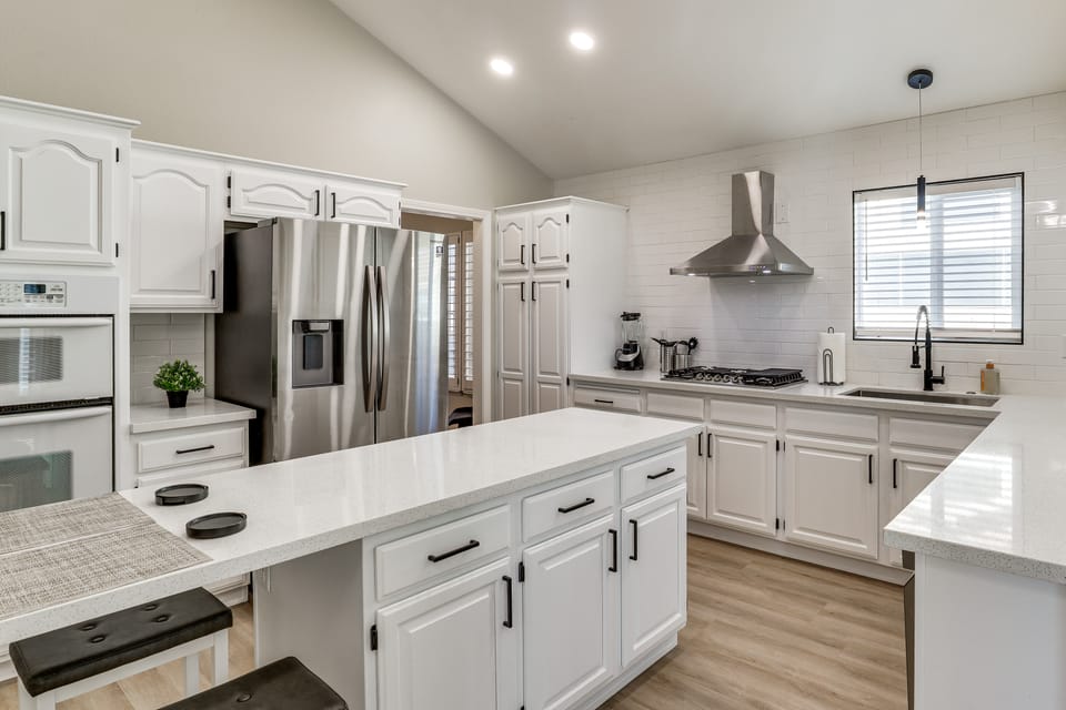 Stunning Renovated 5BR House w/Pool 7 mil to strip House in Paradise