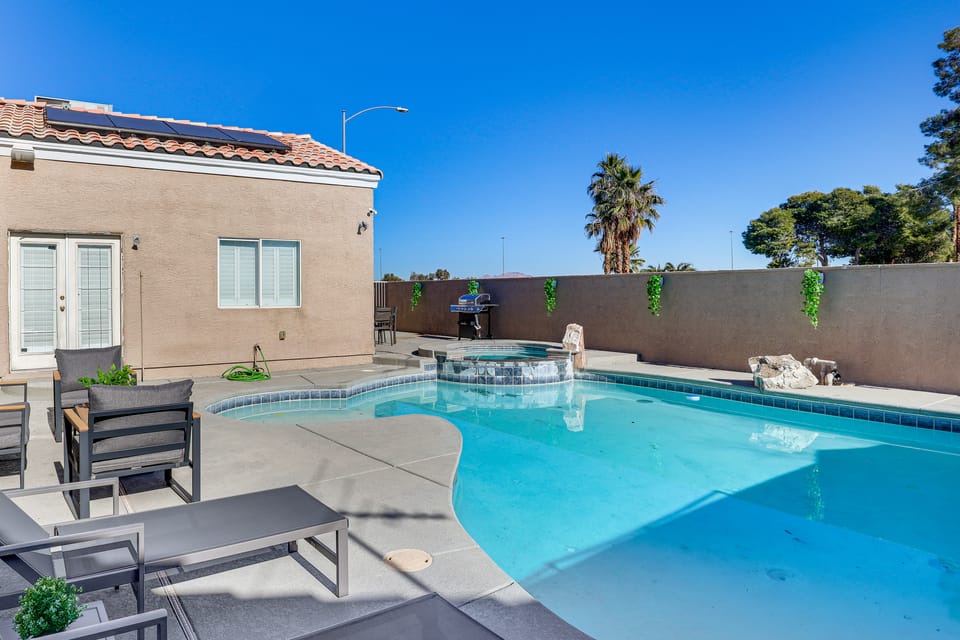 Stunning Renovated 5BR House w/Pool 7 mil to strip House in Paradise