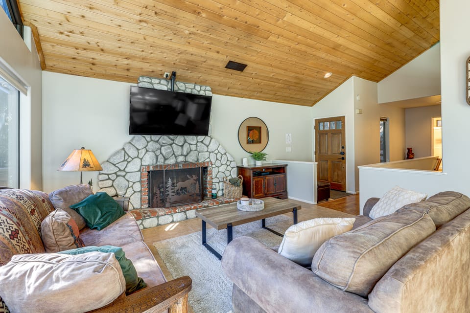 2 Decks! Pet-Friendly Lake Arrowhead Cabin House in Lake Arrowhead