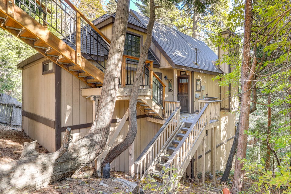 2 Decks! Pet-Friendly Lake Arrowhead Cabin House in Lake Arrowhead
