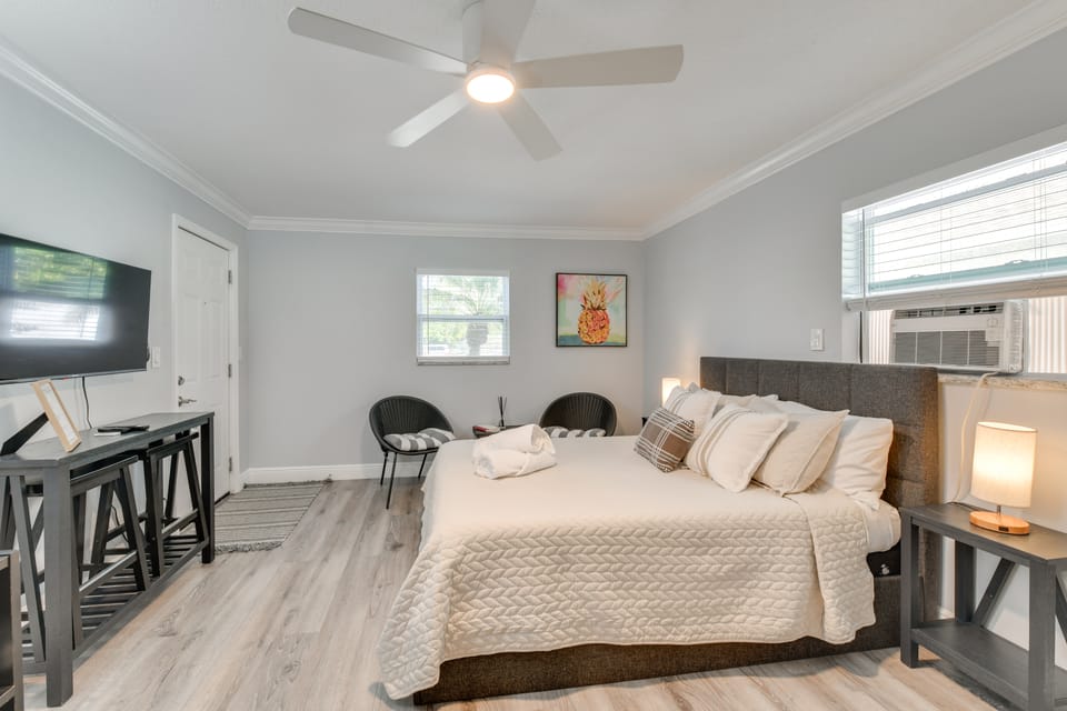 2 Mi to Bayfront Park: Charming Couple's Getaway Apartment in Sarasota