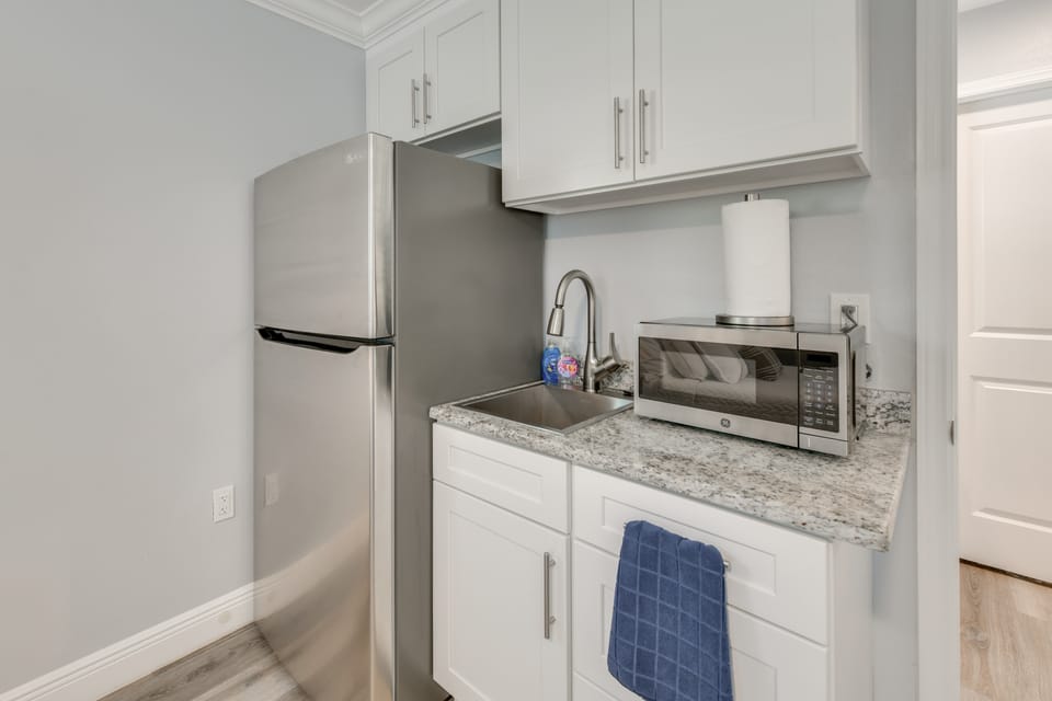 2 Mi to Bayfront Park: Charming Couple's Getaway Apartment in Sarasota