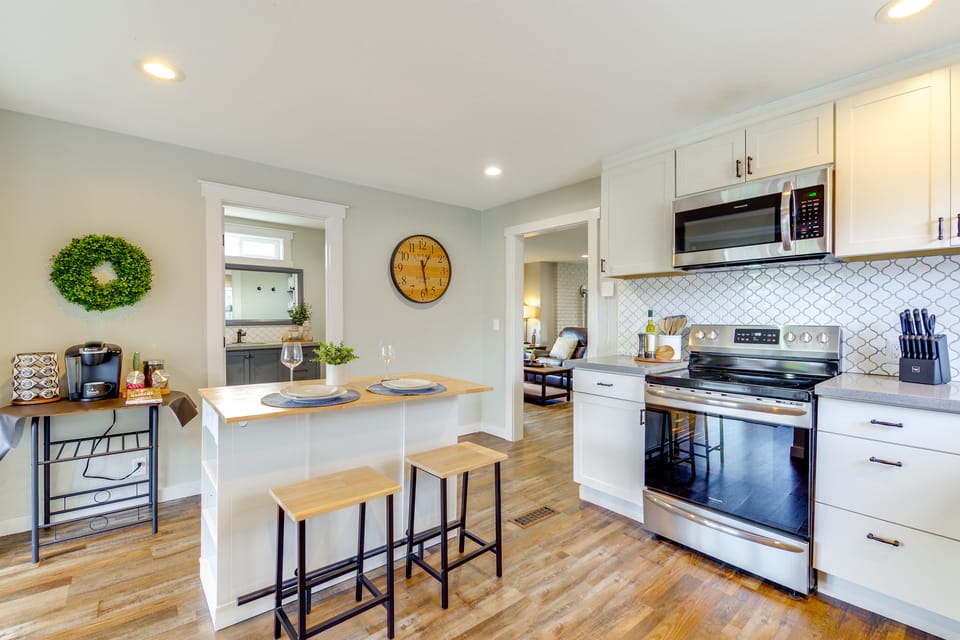 1 Mi to Historic Dtwn: Dog-Friendly Everett Home! House in Everett