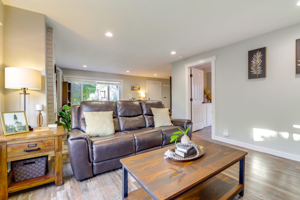 1 Mi to Historic Dtwn: Dog-Friendly Everett Home! House in Everett