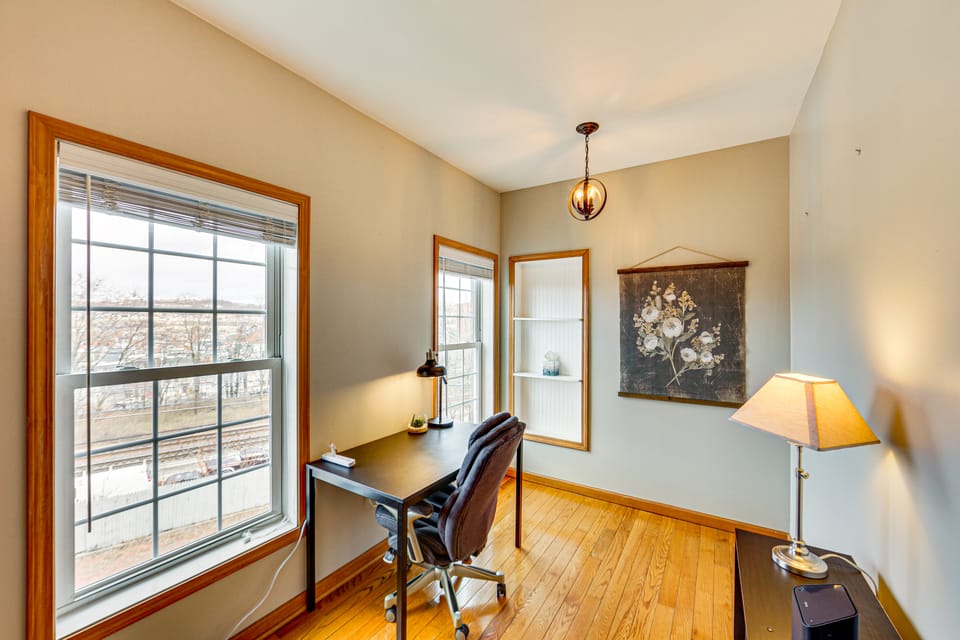 2 Mi to Market Sq! Row House w/ Dedicated Office Apartment in Pittsburgh