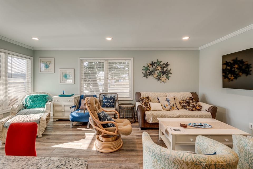Coastal Gem - 1 Mi to Jolly Roger: Family Friendly Apartment in Ocean City