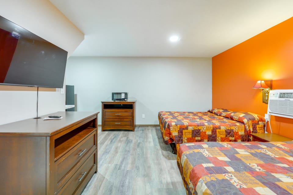 Ski, Explore! Studio 5 Mi to Pine Knob Apartment in Lake Erie