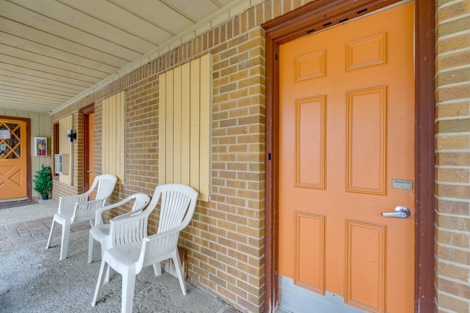Ski, Explore! Studio 5 Mi to Pine Knob Apartment in Lake Erie