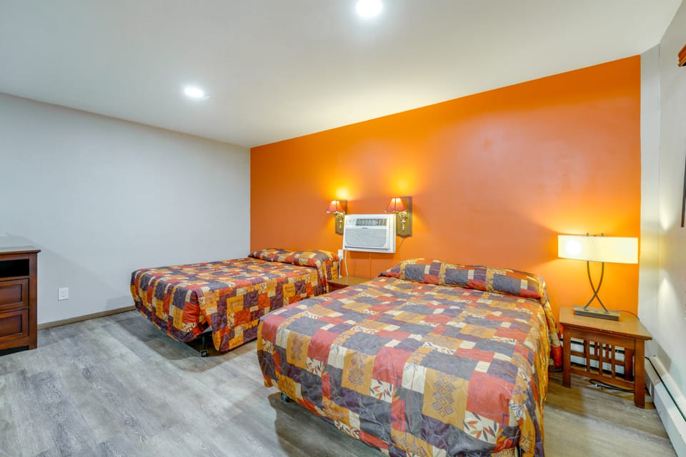 Ski, Explore! Studio 5 Mi to Pine Knob Apartment in Lake Erie