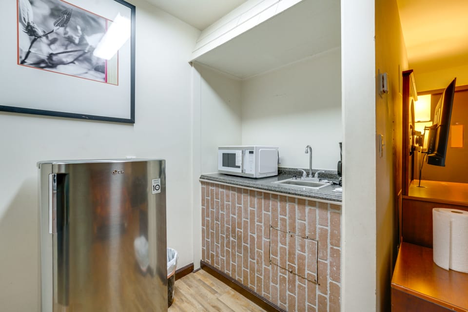 Slopes-Ready Studio Near Pine Knob Apartment in Lake Erie