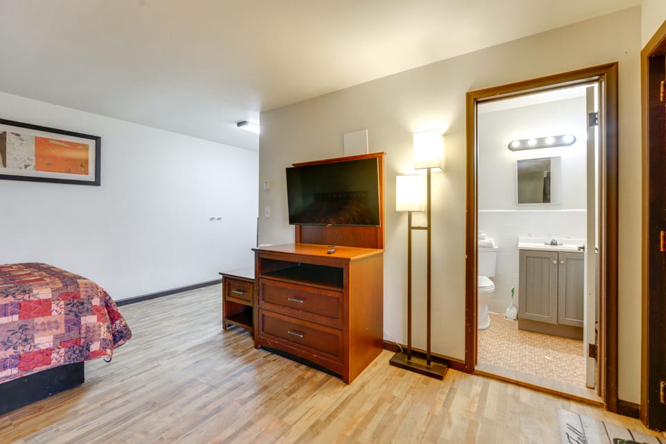 Slopes-Ready Studio Near Pine Knob Apartment in Lake Erie