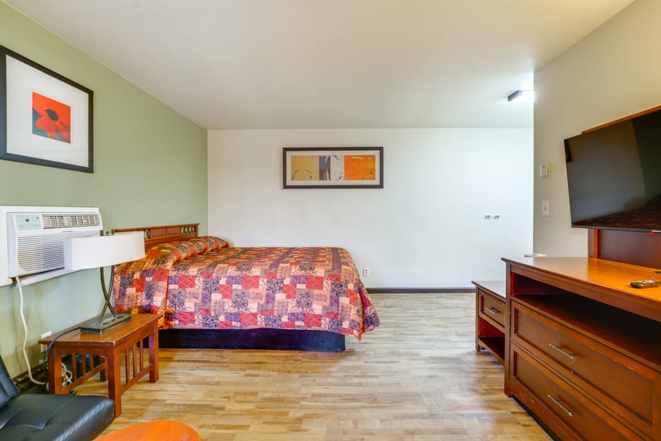 Slopes-Ready Studio Near Pine Knob Apartment in Lake Erie
