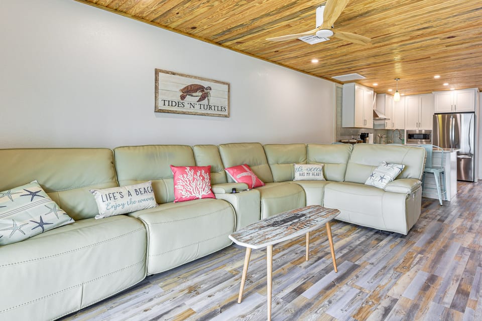 Near Beaches: Waterfront Gem in Anna Maria Island! Villa in Holmes Beach