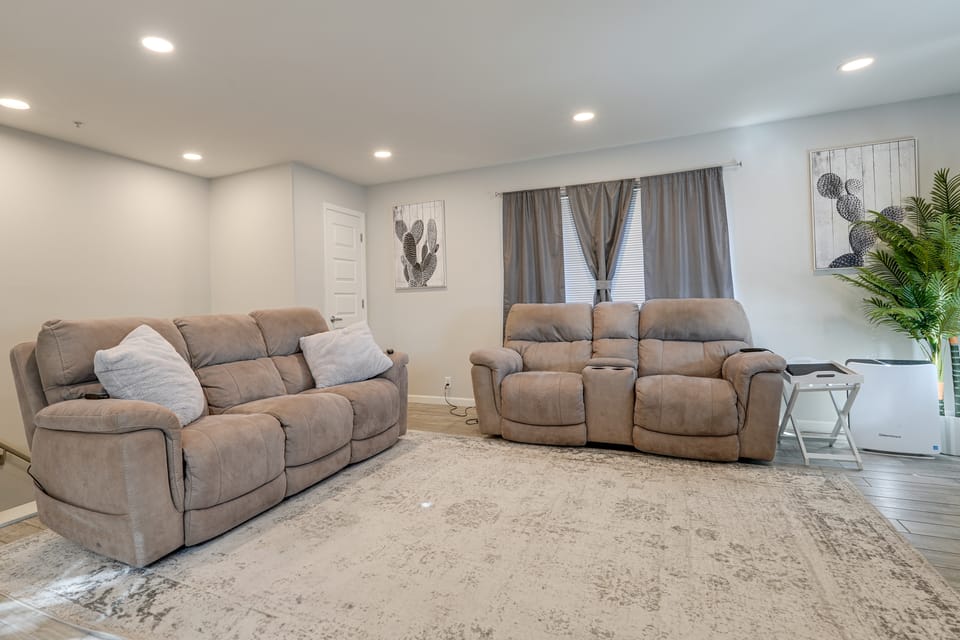 2 Mi to Old Town Scottsdale: Sleek Apartment Apartment in Scottsdale