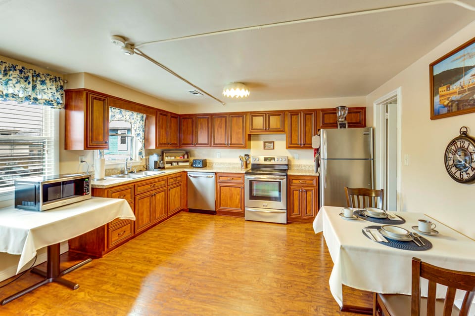 Walk to Shops & Eats: Apt in Downtown Elizabeth Apartment in Pennsylvania