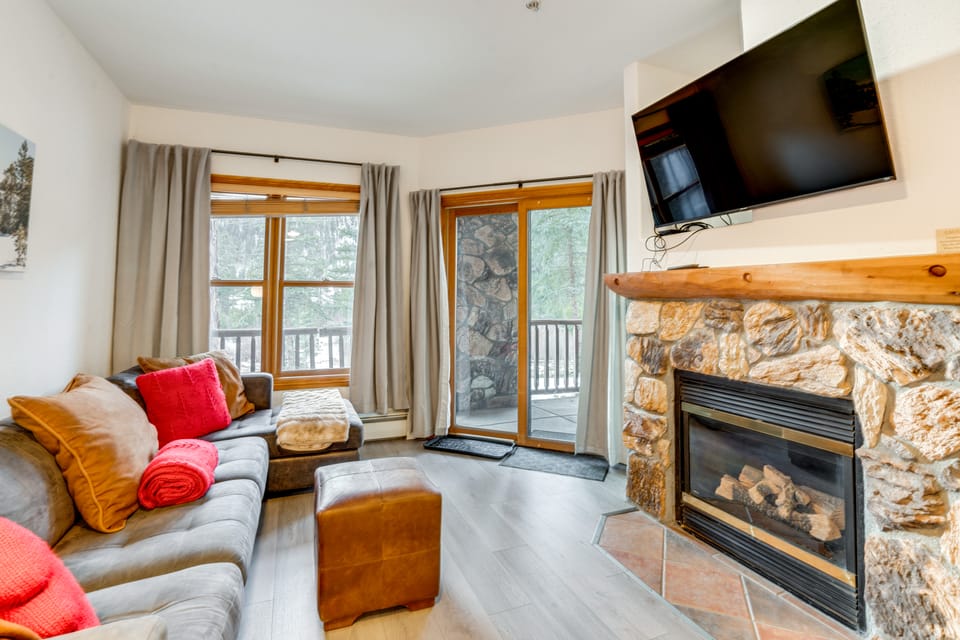 Walk to Ski Lift & Hot Tubs! Mtn-View Keystone Gem Apartment in Keystone