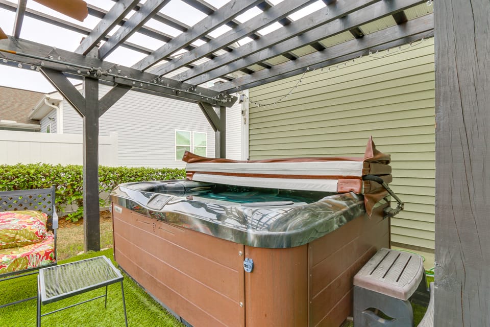 Community Pool! Family-Friendly Savannah Retreat House in Port Wentworth