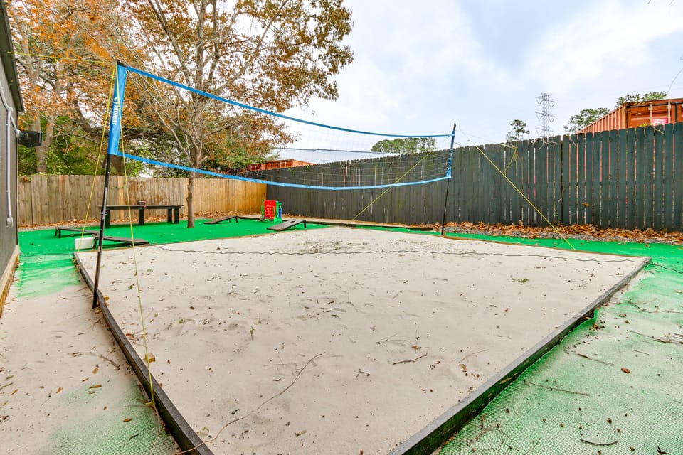 Sand Volleyball Court, Pool, Hot Tub! Fun Retreat House in Port Wentworth