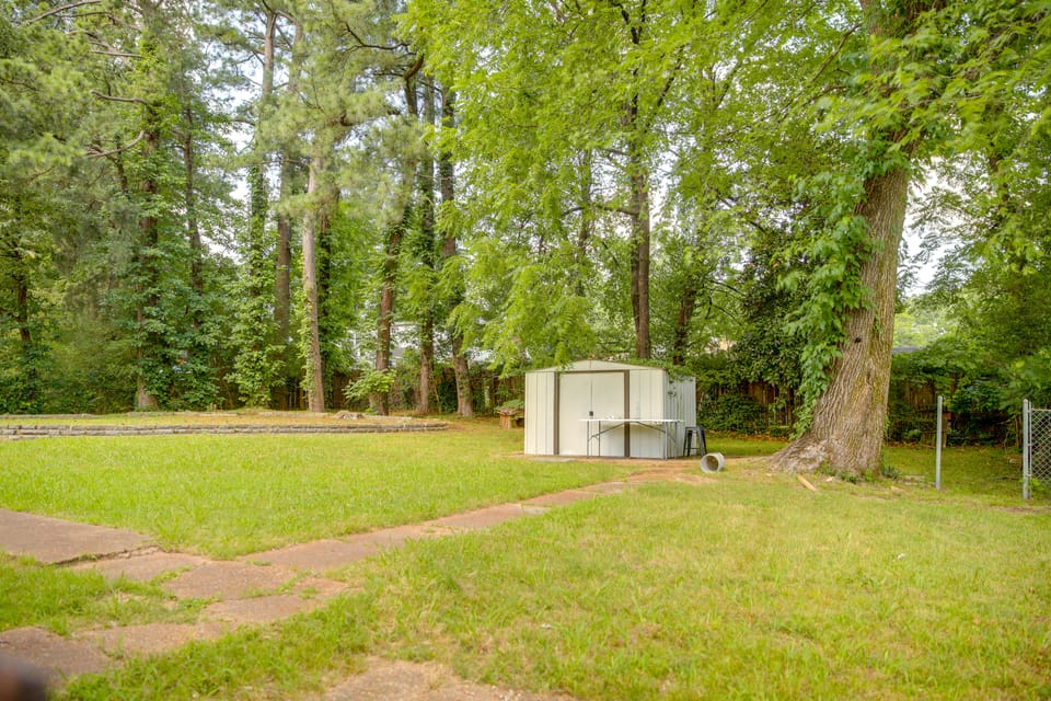 1 Mi to Graceland: Quiet Home w/ Private Yard House in Memphis