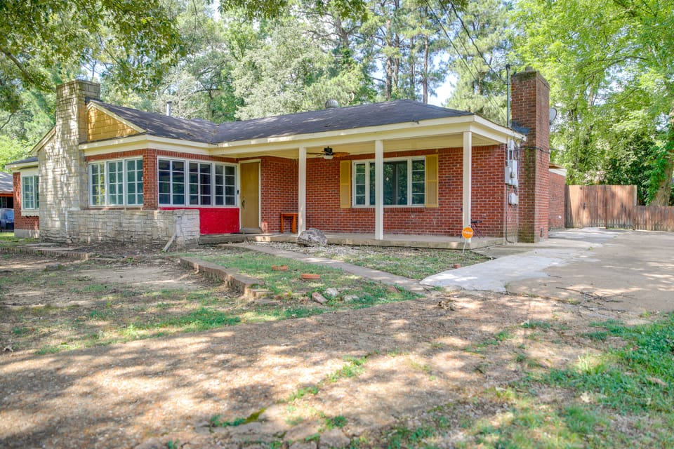 1 Mi to Graceland: Quiet Home w/ Private Yard House in Memphis