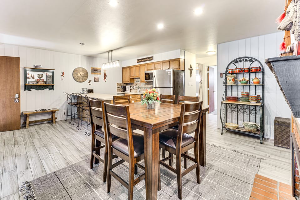 Steps to Skiing! Mtn-View Haven in Dtwn Red River Apartment in Red River
