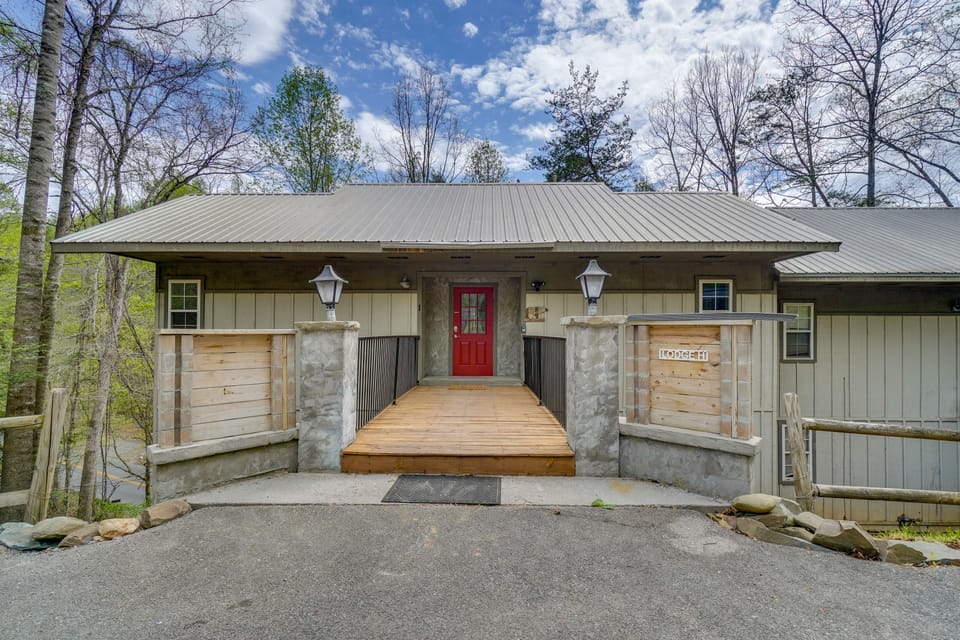 Newly Remodeled Gatlinburg Stay w/ Deck & Hot Tub Apartment in Gatlinburg