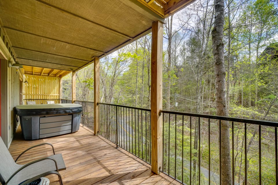 Newly Remodeled Gatlinburg Stay w/ Deck & Hot Tub Apartment in Gatlinburg