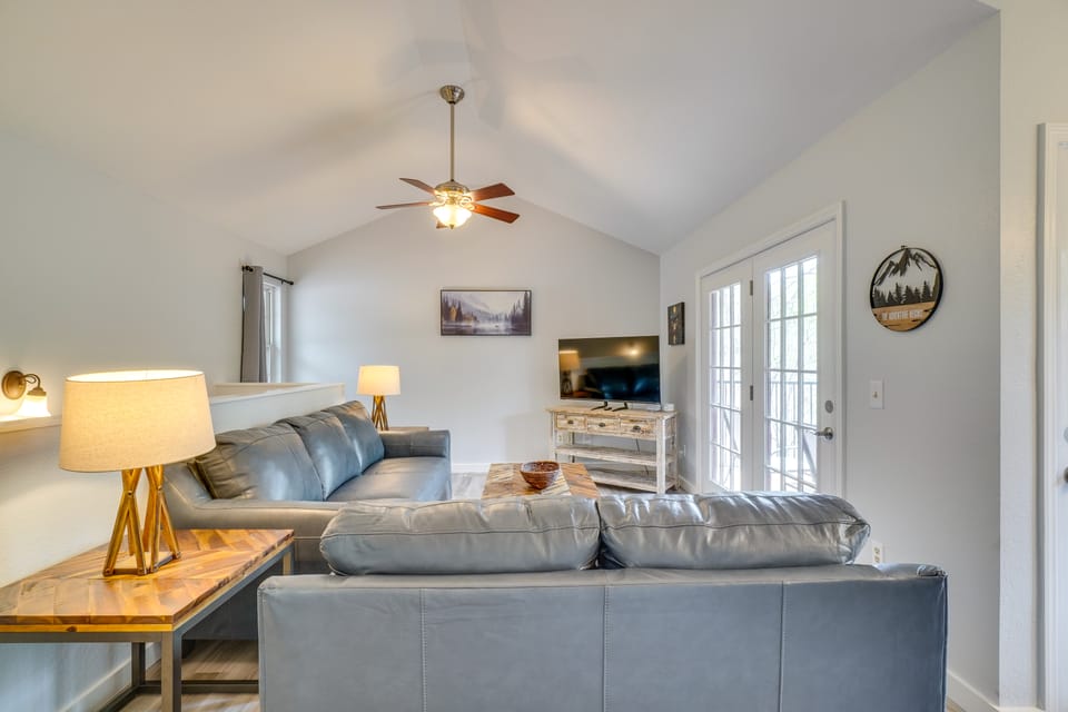 Newly Remodeled Gatlinburg Stay w/ Deck & Hot Tub Apartment in Gatlinburg