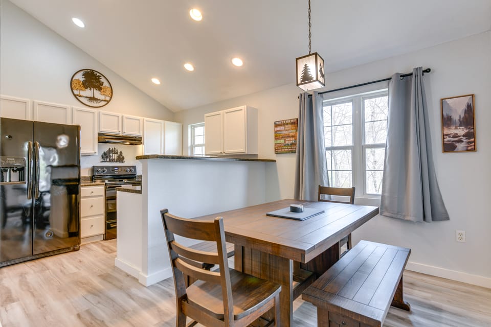 Walk to Galleries: Gatlinburg Stay w/ Mtn Views Apartment in Gatlinburg