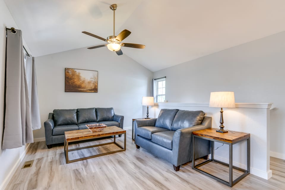 Walk to Galleries: Gatlinburg Stay w/ Mtn Views Apartment in Gatlinburg