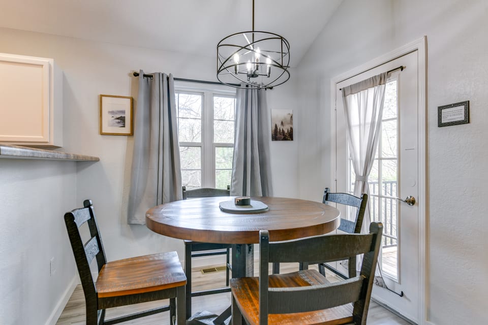 Smokies-View Escape in the Arts & Crafts Community Apartment in Gatlinburg