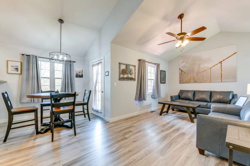 Smokies-View Escape in the Arts & Crafts Community Apartment in Gatlinburg