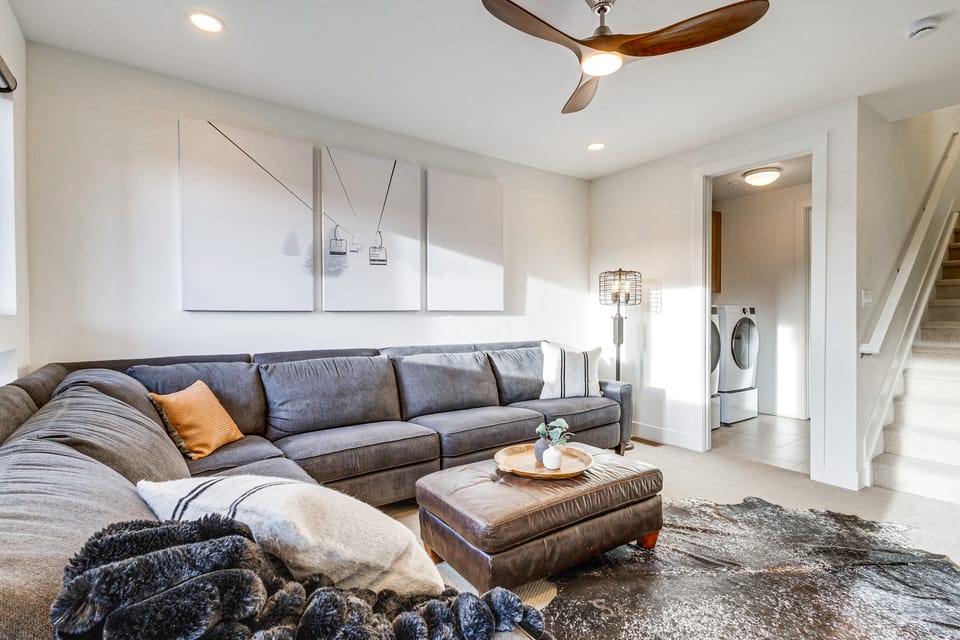 Hot Tub & Amazing Views: Luxury Winter Park Haven! Apartment in Fraser