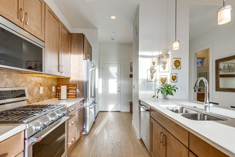Hot Tub & Amazing Views: Luxury Winter Park Haven! Apartment in Fraser