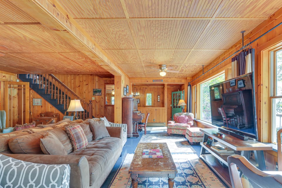 Huge Waterfront Home w/ Dock on Lake Wallenpaupack House in Lake Wallenpaupack