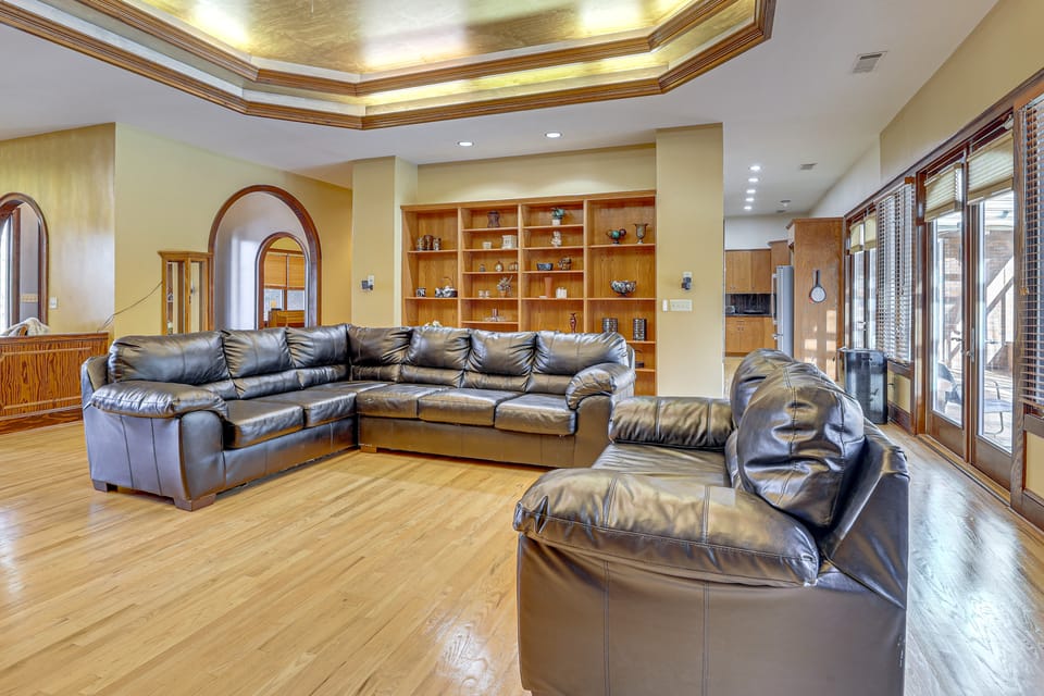 Scenic LaGrange Retreat! 3,600 Sq Ft, Pool Access Apartment in Georgia