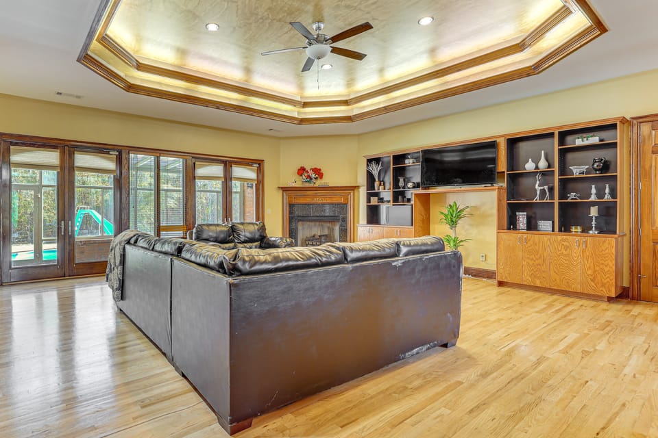 Scenic LaGrange Retreat! 3,600 Sq Ft, Pool Access Apartment in Georgia