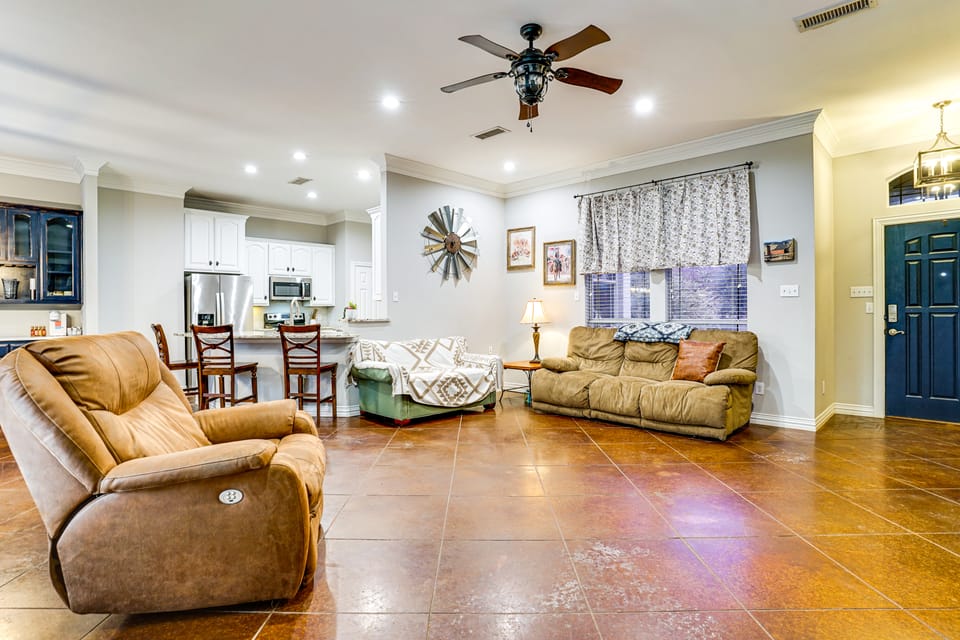 Group-Friendly Burleson Getaway w/ Outdoor Oasis House in Burleson
