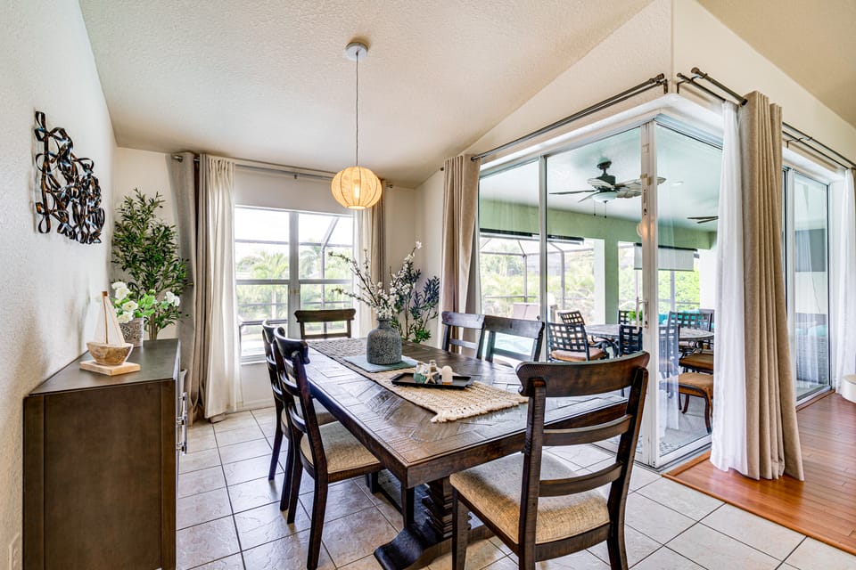 Poolside Lounge & Game Area: Cape Coral Retreat House in Cape Coral