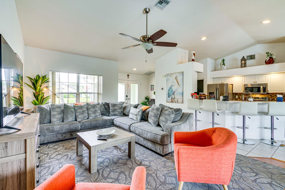 Poolside Lounge & Game Area: Cape Coral Retreat House in Cape Coral