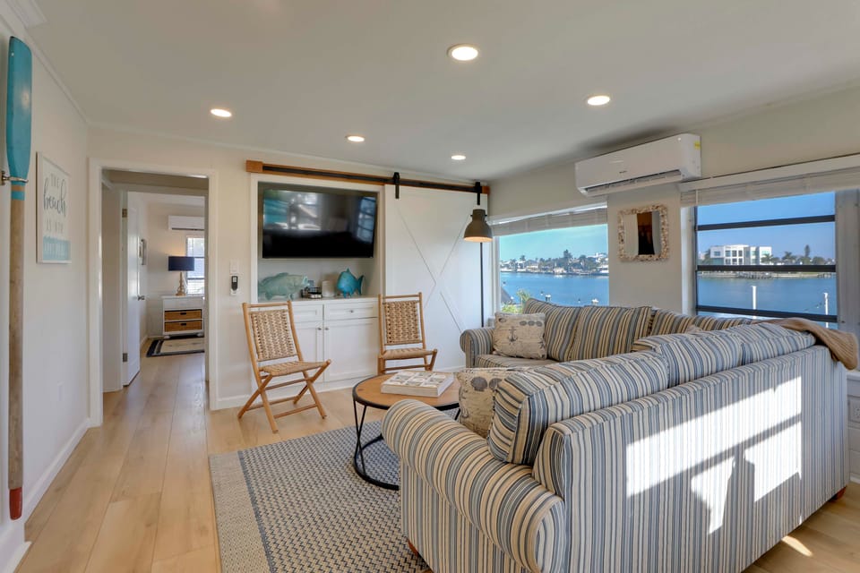 Waterfront Oasis Across From Treasure Island Beach Apartment in Treasure Island