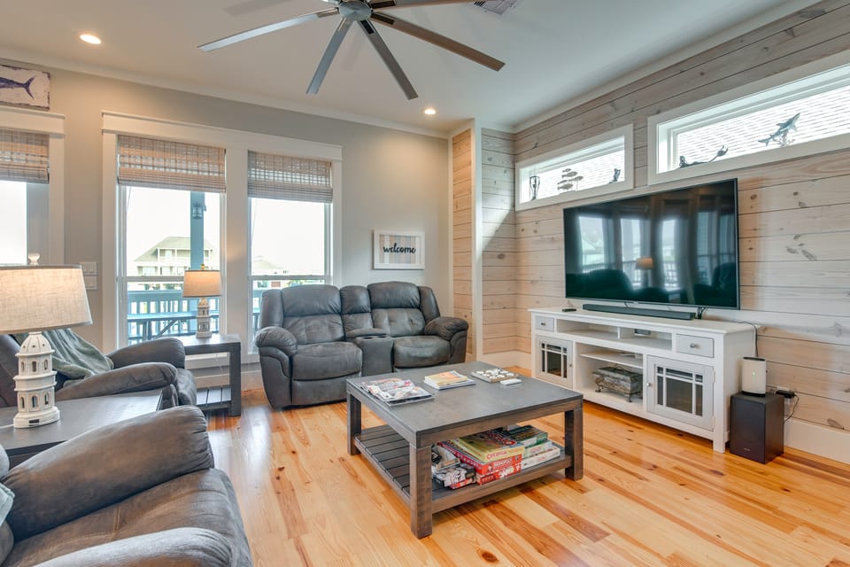 Walk to Beach! Bayfront Port Bolivar Home w/ Dock House in Texas City