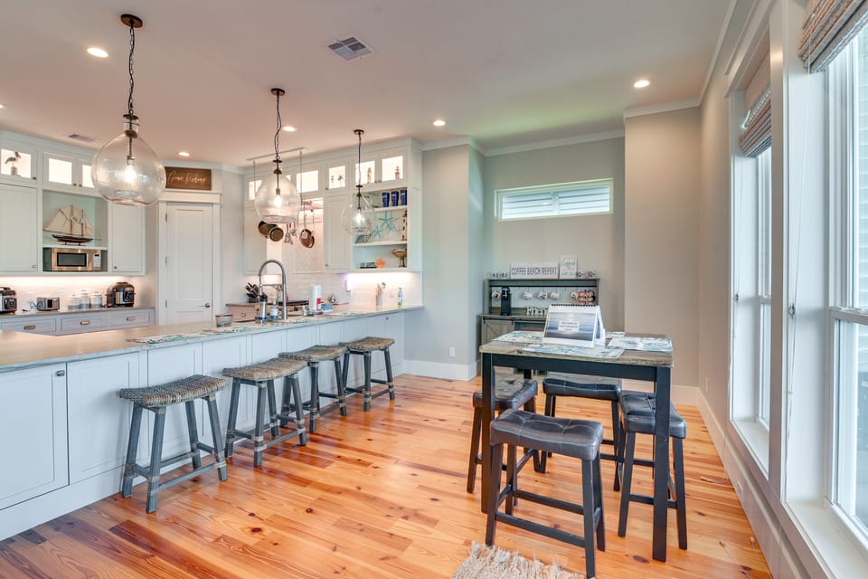 Walk to Beach! Bayfront Port Bolivar Home w/ Dock House in Texas City