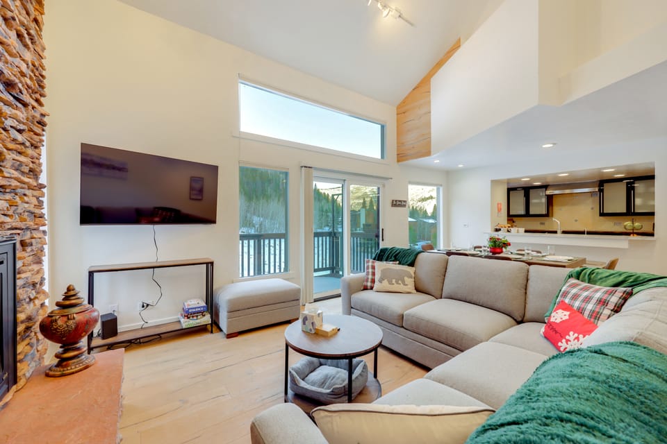 5 Mi to Vail Ski Resort! Cozy Condo w/ Mtn Views Apartment in Vail