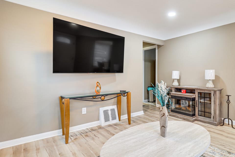 Extended Stay in Metro Detroit: Home w/ Yard! House in Inkster