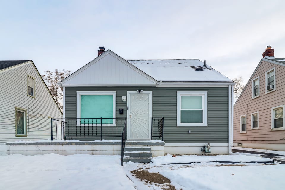 Extended Stay in Metro Detroit: Home w/ Yard! House in Inkster